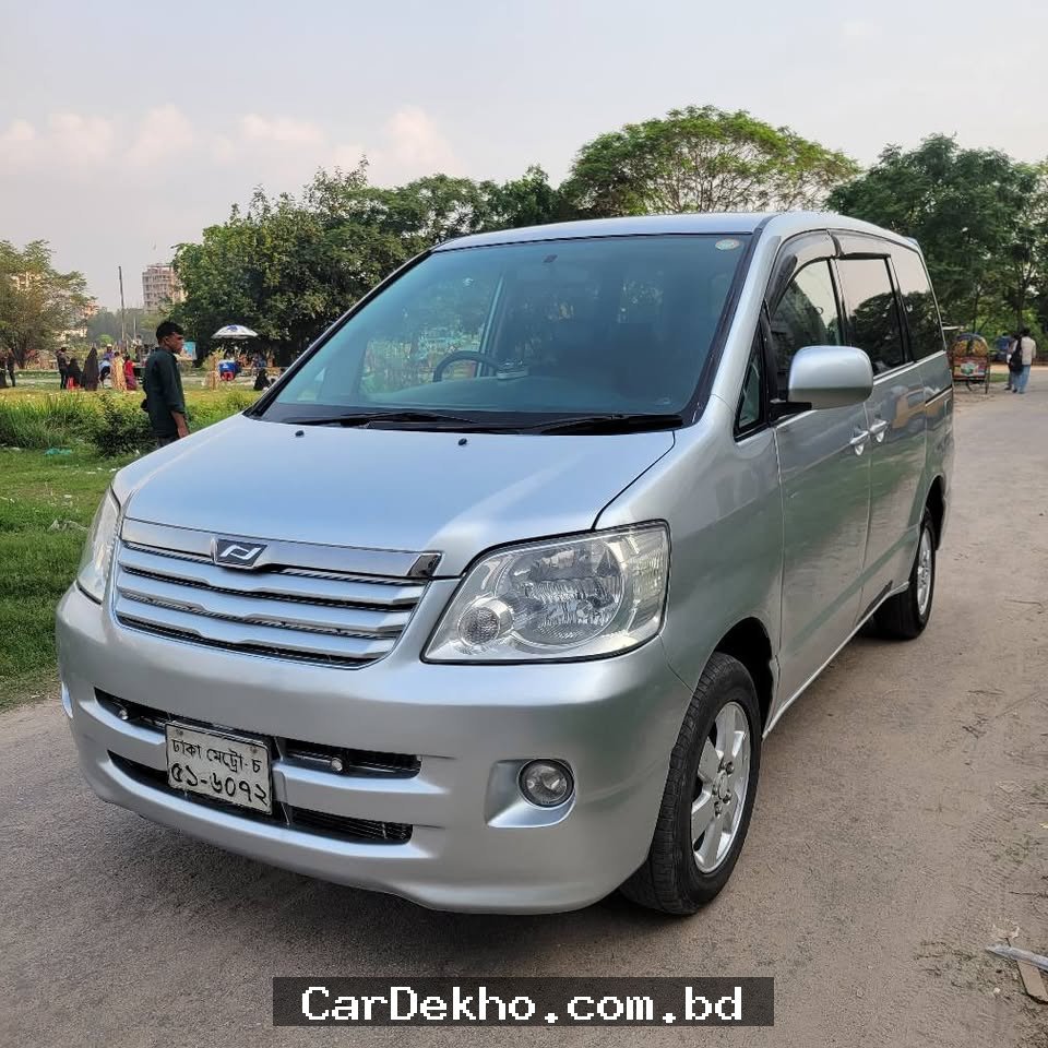 Toyota X-NOAH 2003