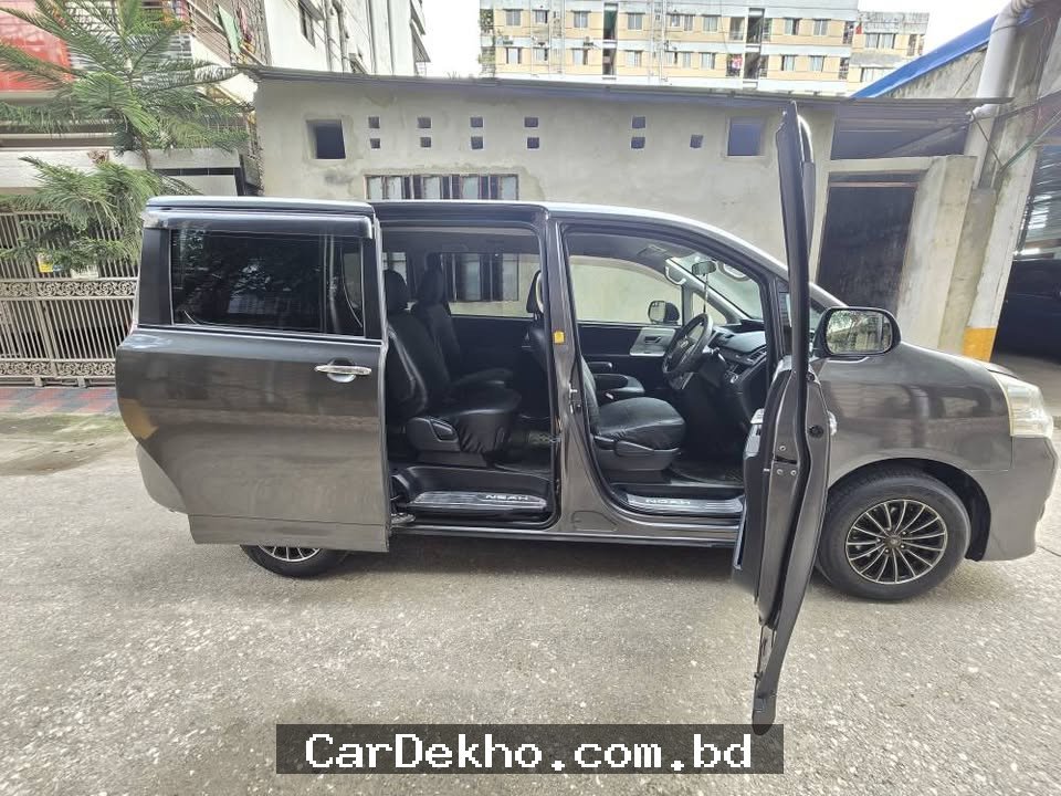 Toyota Noah Si 2013