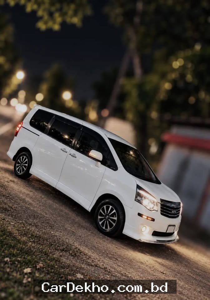 Toyota S smart Noha model 2012 - Toyota