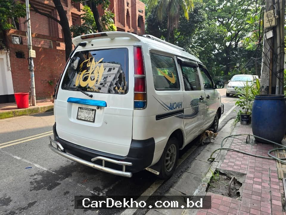 Toyota Noah KR42 2000 - Gallery Image 1
