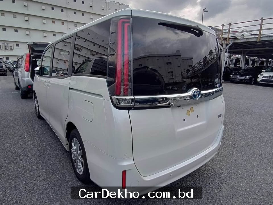 TOYOTA NOAH X - Gallery Image 2