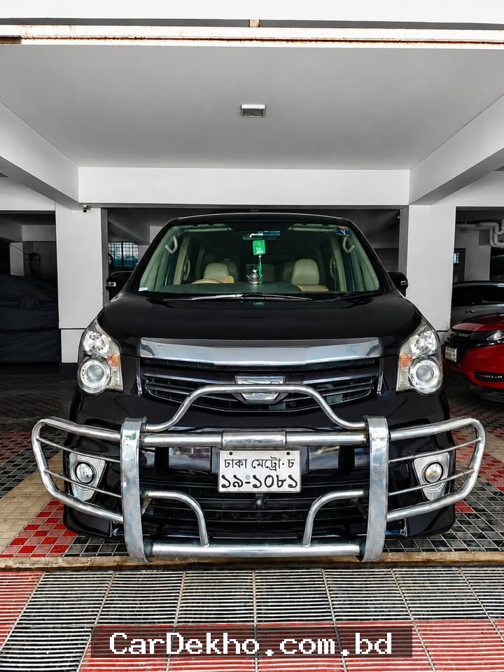 Toyota SI Noah - Gallery Image 1