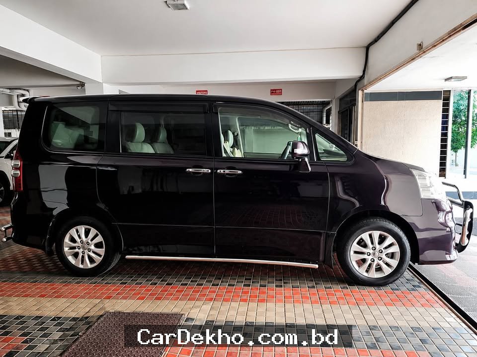 Toyota SI Noah - Gallery Image 5