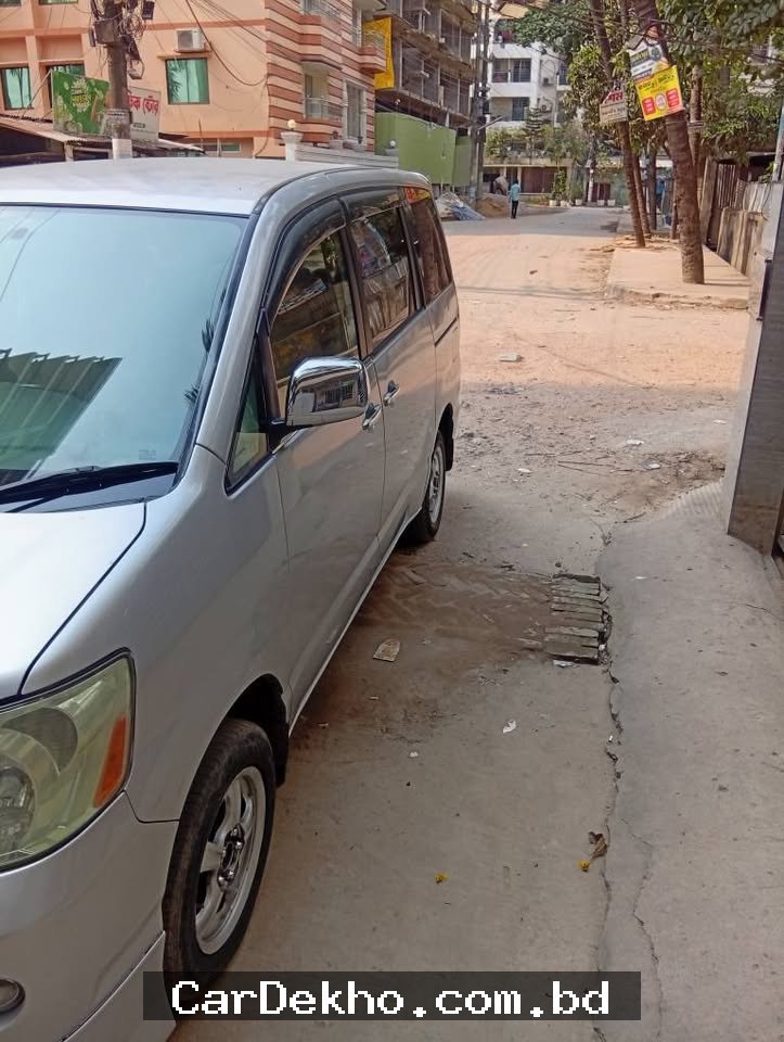 Toyota x noah - Gallery Image 2