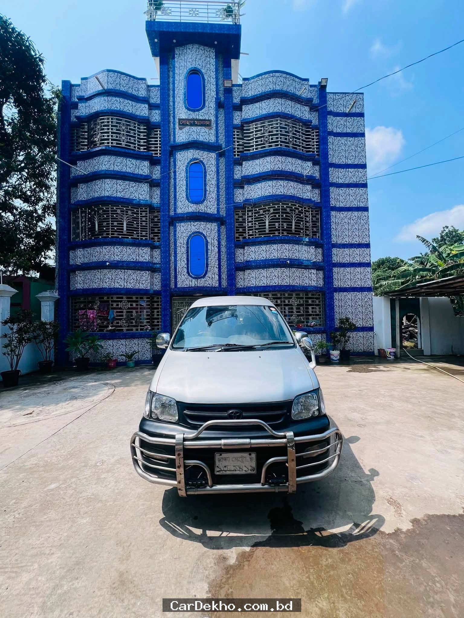 Toyota Noah - Gallery Image 1
