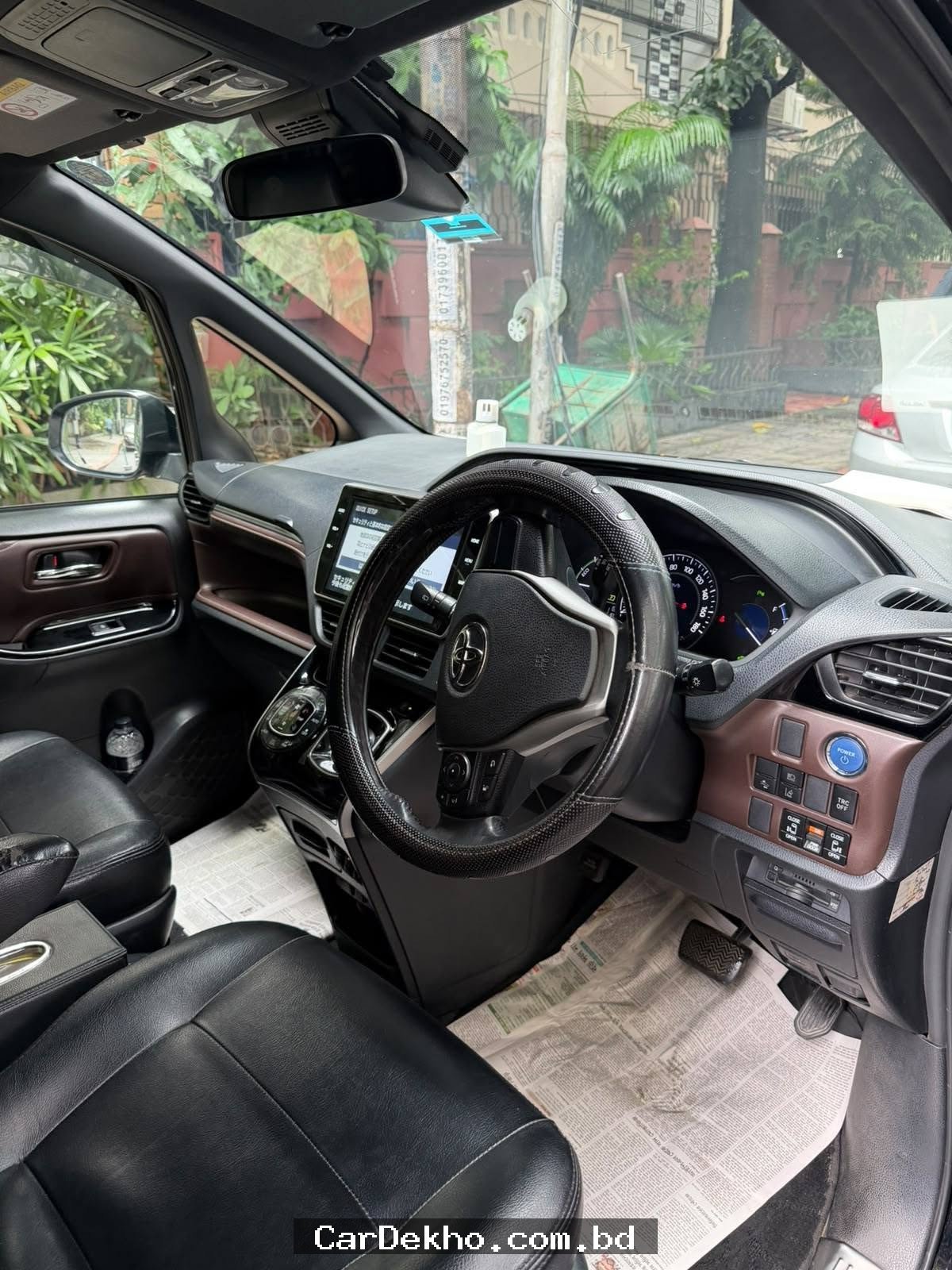 Toyota Esquire Gi Plus Hybrid - Gallery Image 3