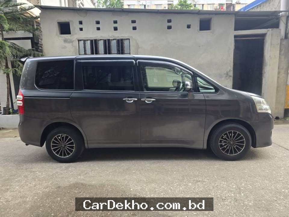 Toyota Noah Si 2013 - Gallery Image 1
