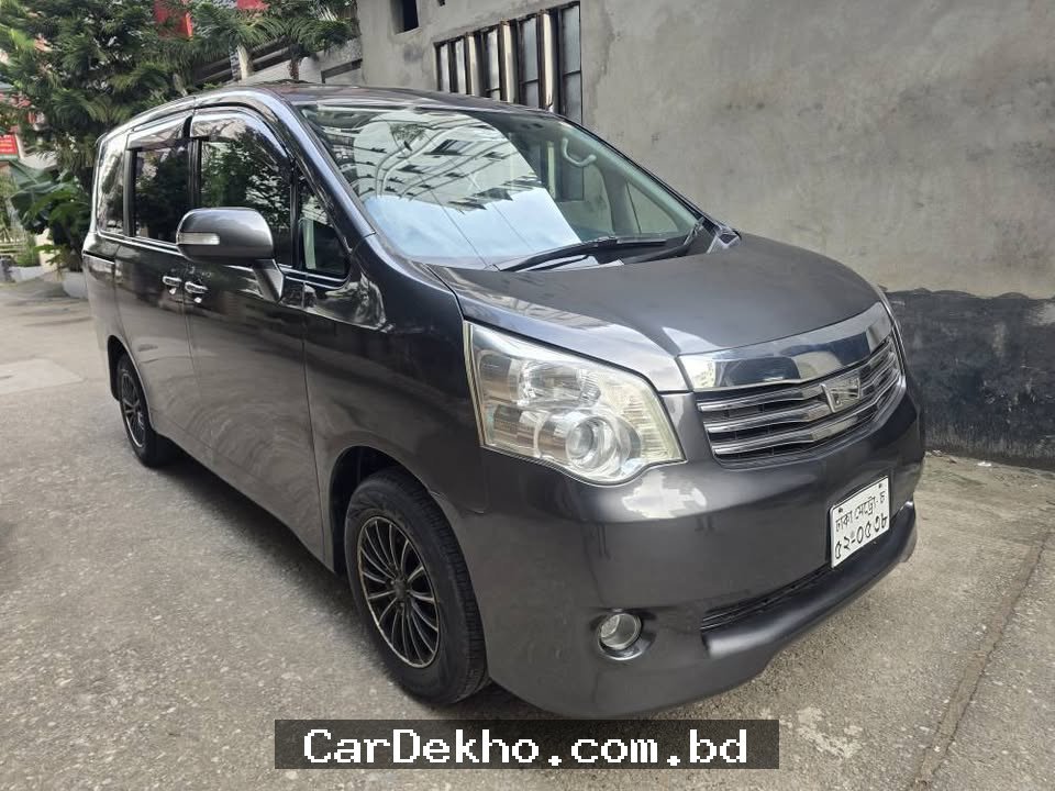 Toyota Noah Si 2013 - Gallery Image 3